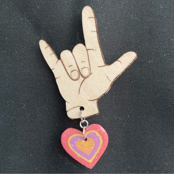 Love You ASL Sign Language Pin ๐คโค๏ธ๐๐๐๐ - Picture 3 of 7